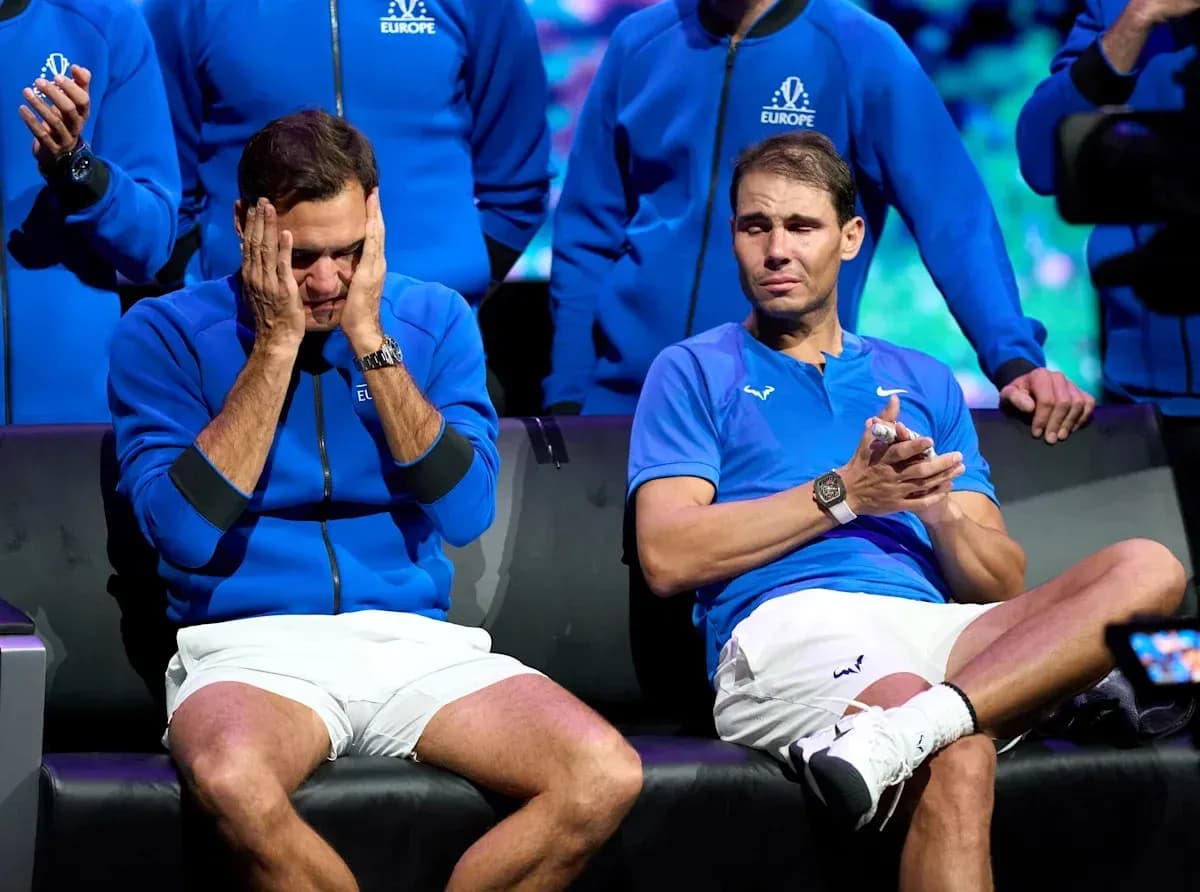 Roger Federer y Rafael Nadal sentados en evento Roger Federer y Rafael Nadal sentados en evento