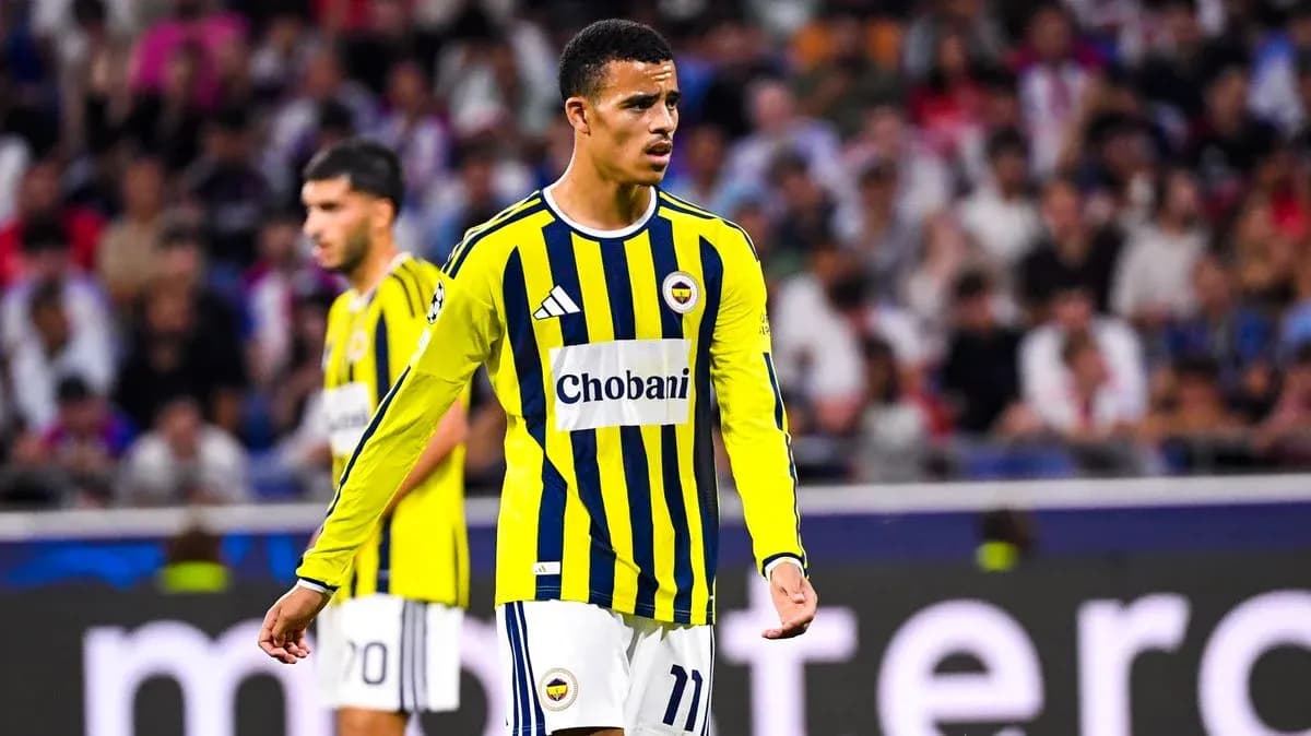 Jugador de Fenerbahçe en acción durante el partido Jugador de Fenerbahçe en acción durante el partido