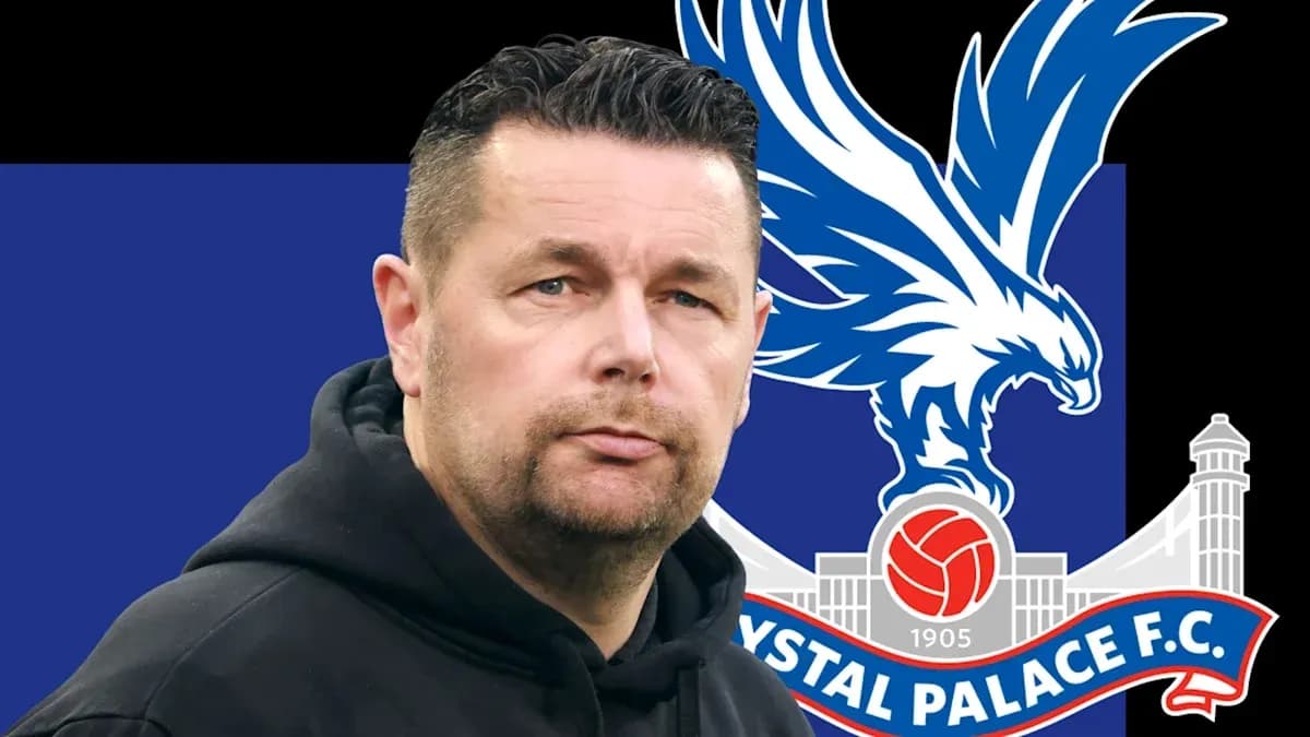 Entrenador de Crystal Palace frente a su logo Entrenador de Crystal Palace frente a su logo