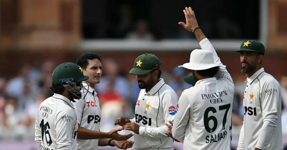 Jugadores de Pakistán celebrando un wicket en el cricket Jugadores de Pakistán celebrando un wicket en el cricket
