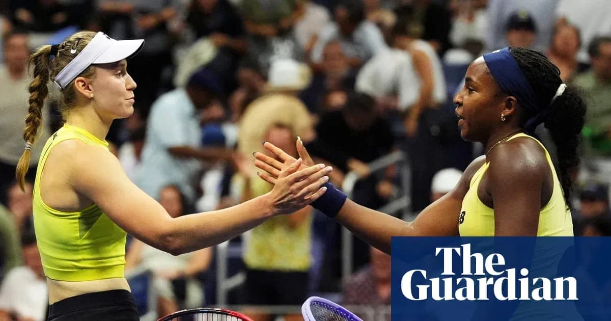 Jugadoras de tenis se dan la mano tras el partido Jugadoras de tenis se dan la mano tras el partido