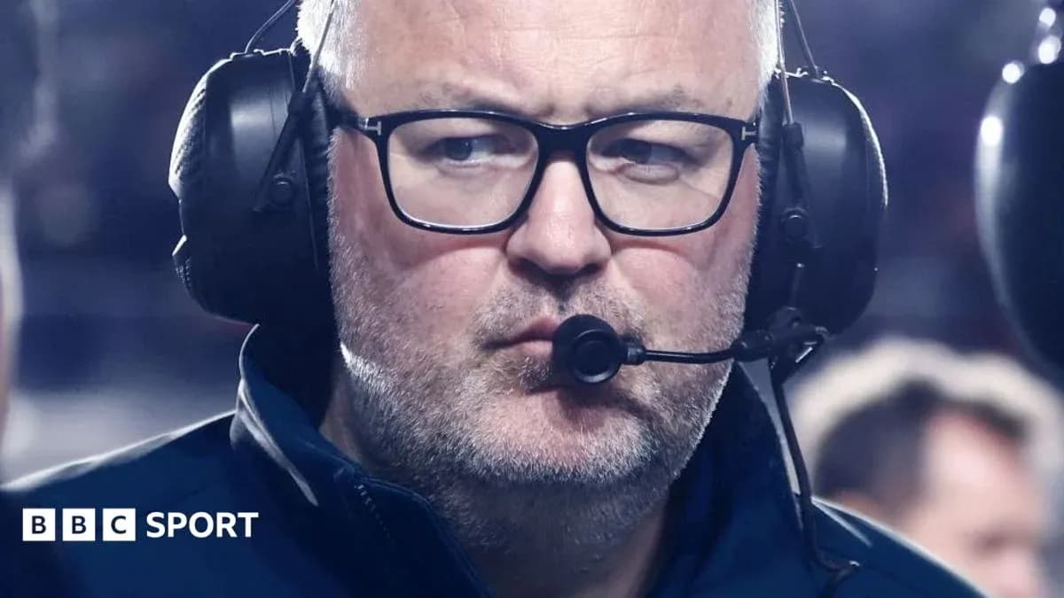 Entrenador con auriculares en el campo de juego Entrenador con auriculares en el campo de juego