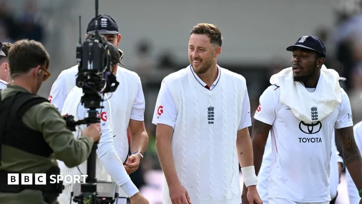 Jugadores de cricket de Inglaterra celebrando en el campo Jugadores de cricket de Inglaterra celebrando en el campo