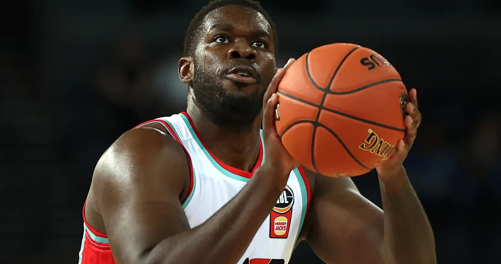 Jugador de baloncesto lanzando un tiro libre Jugador de baloncesto lanzando un tiro libre