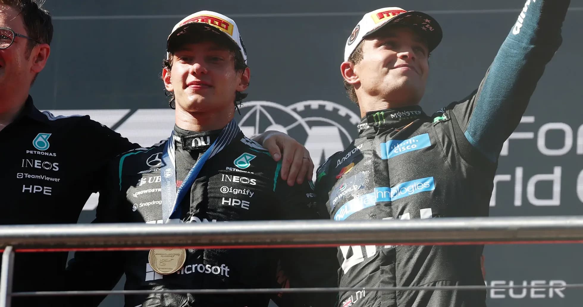 Pilotos en el podio celebrando con medalla Pilotos en el podio celebrando con medalla