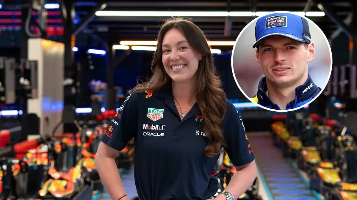 Mujer sonriendo en el garaje de Red Bull Racing Mujer sonriendo en el garaje de Red Bull Racing