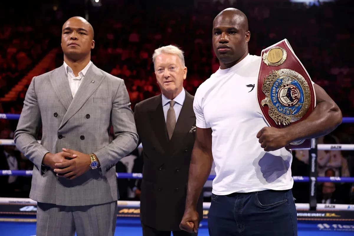 Dos boxeadores y un promotor en evento de boxeo Dos boxeadores y un promotor en evento de boxeo