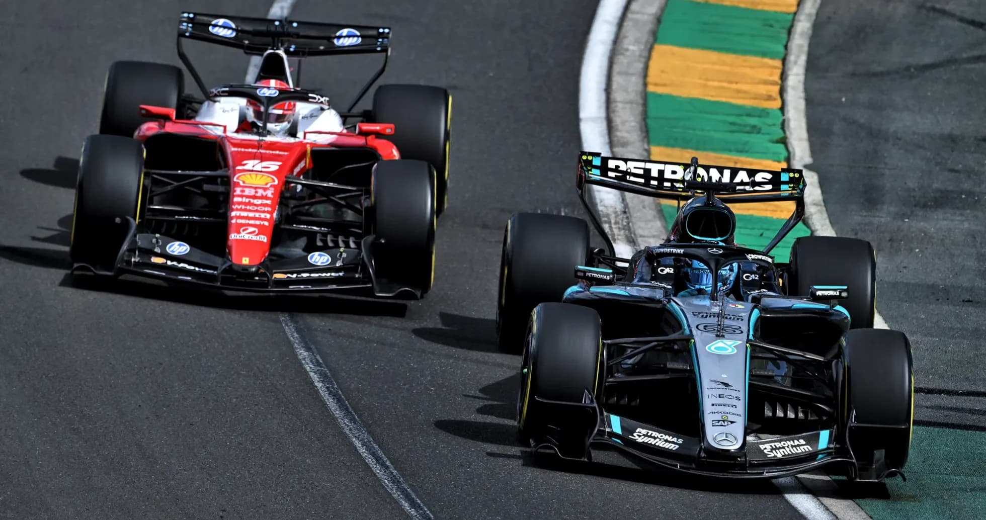 Dos coches de Fórmula 1 compitiendo en curva Dos coches de Fórmula 1 compitiendo en curva