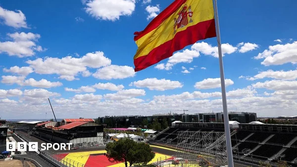 Bandera de España ondeando sobre el circuito Bandera de España ondeando sobre el circuito