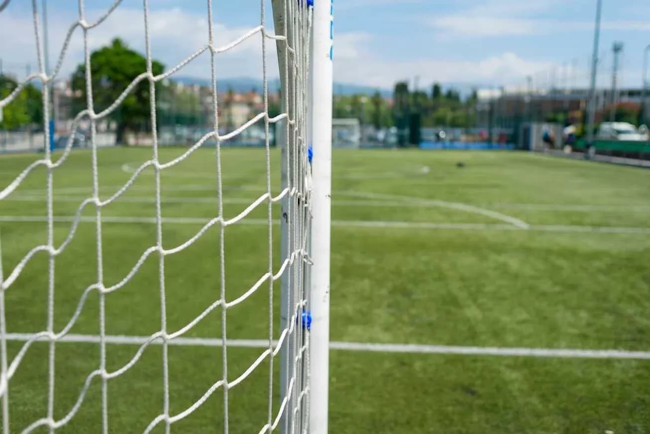 Red de una portería en campo de fútbol Red de una portería en campo de fútbol