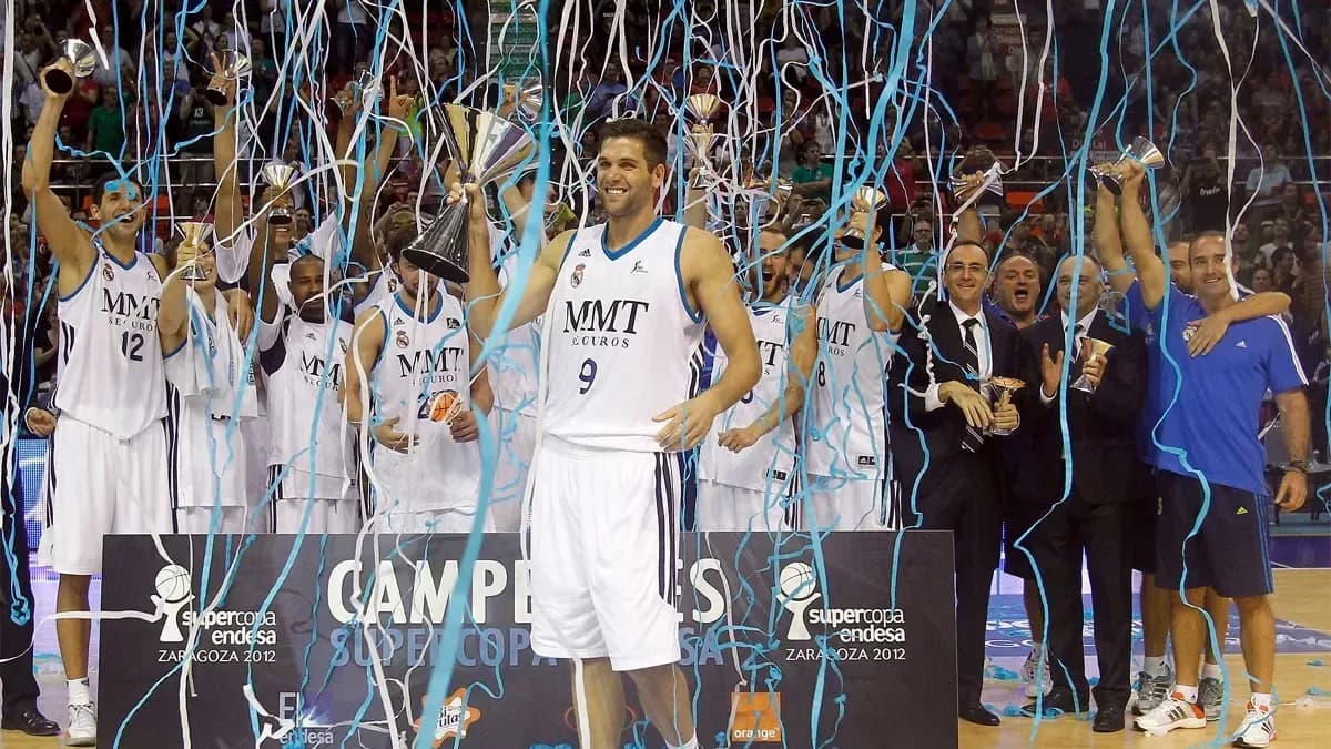 Equipo celebra con trofeos tras ganar Supercopa Endesa Equipo celebra con trofeos tras ganar Supercopa Endesa