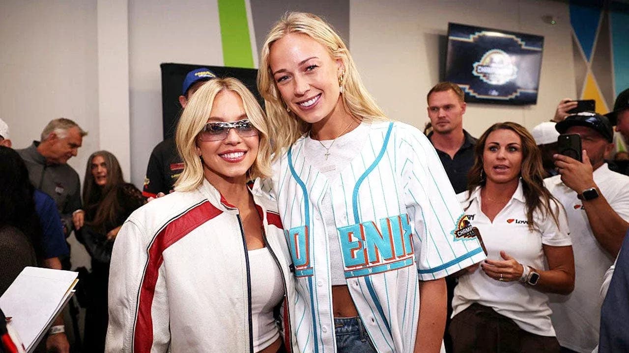 Dos mujeres posando en un evento deportivo Dos mujeres posando en un evento deportivo