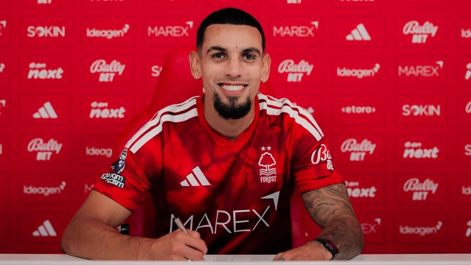 Jugador de Nottingham Forest firmando contrato en rueda de prensa Jugador de Nottingham Forest firmando contrato en rueda de prensa