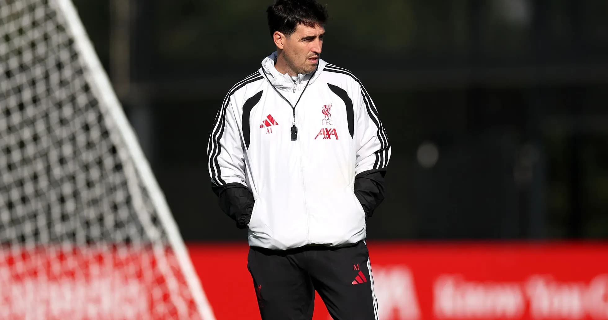 Entrenador observando durante sesión de entrenamiento Entrenador observando durante sesión de entrenamiento