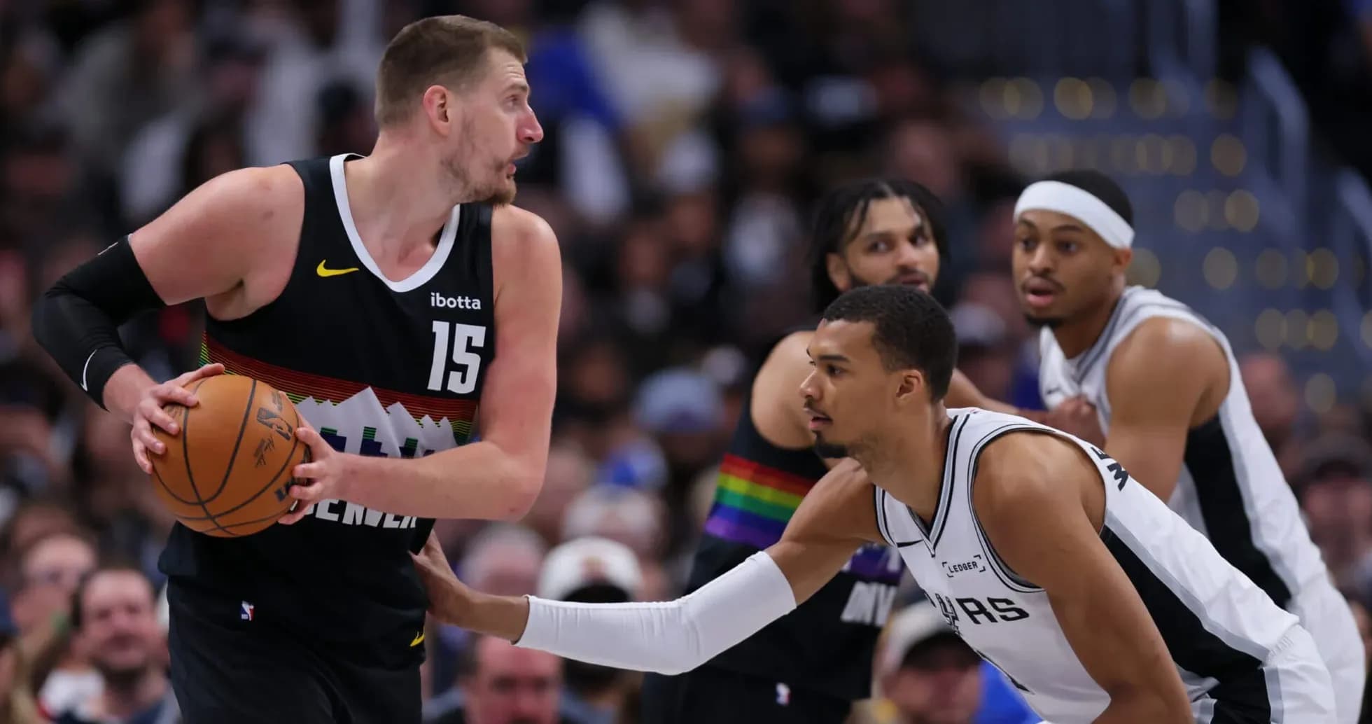 Jugador de Denver driblando mientras es defendido por San Antonio Jugador de Denver driblando mientras es defendido por San Antonio