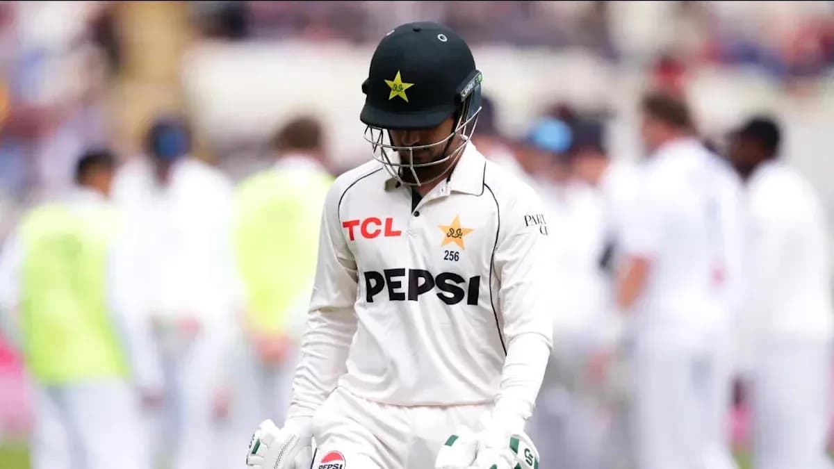 Jugador de cricket de Pakistán caminando hacia el vestuario Jugador de cricket de Pakistán caminando hacia el vestuario