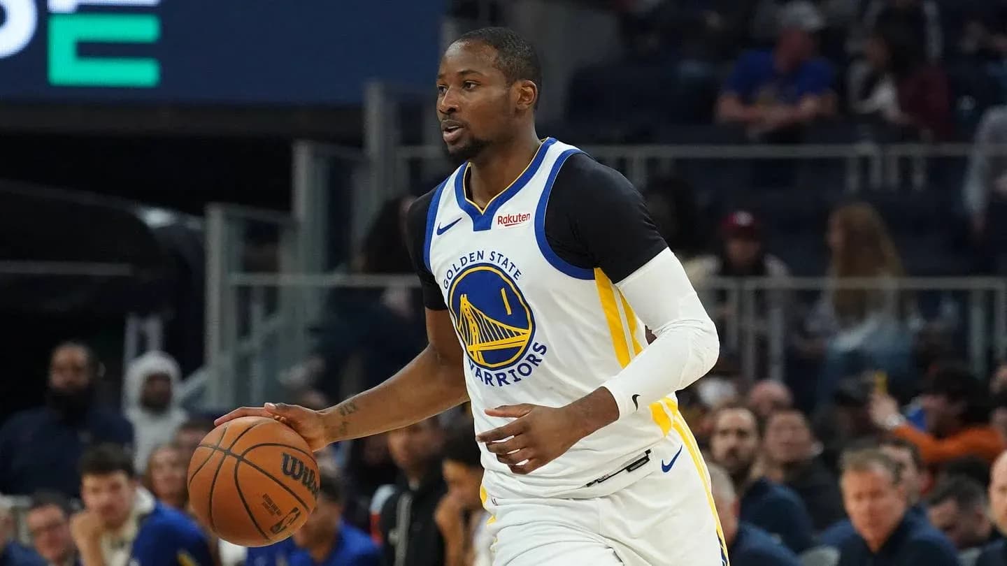Jugador de los Golden State Warriors driblando balón Jugador de los Golden State Warriors driblando balón