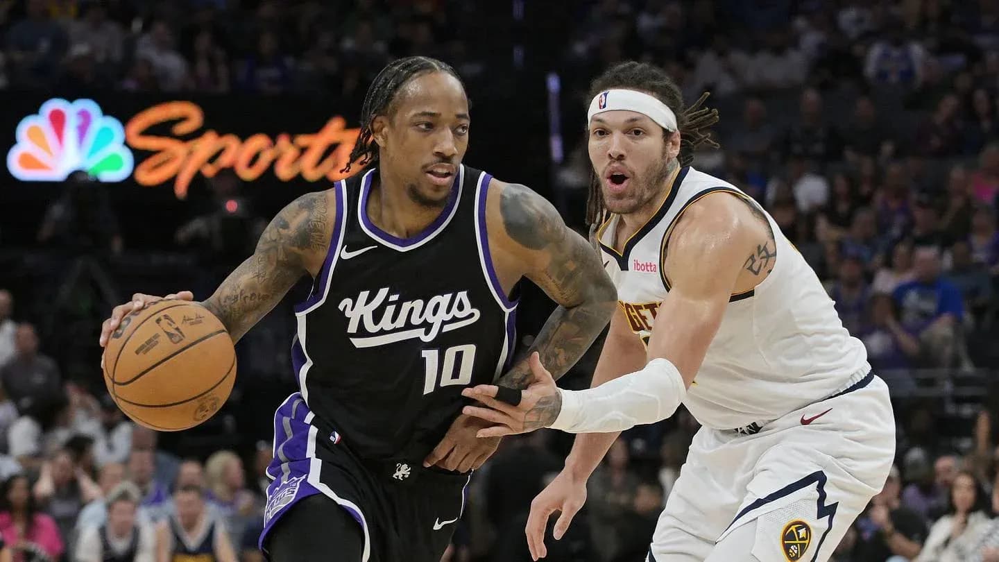 Jugador de los Kings driblando el balón frente a oponente Jugador de los Kings driblando el balón frente a oponente