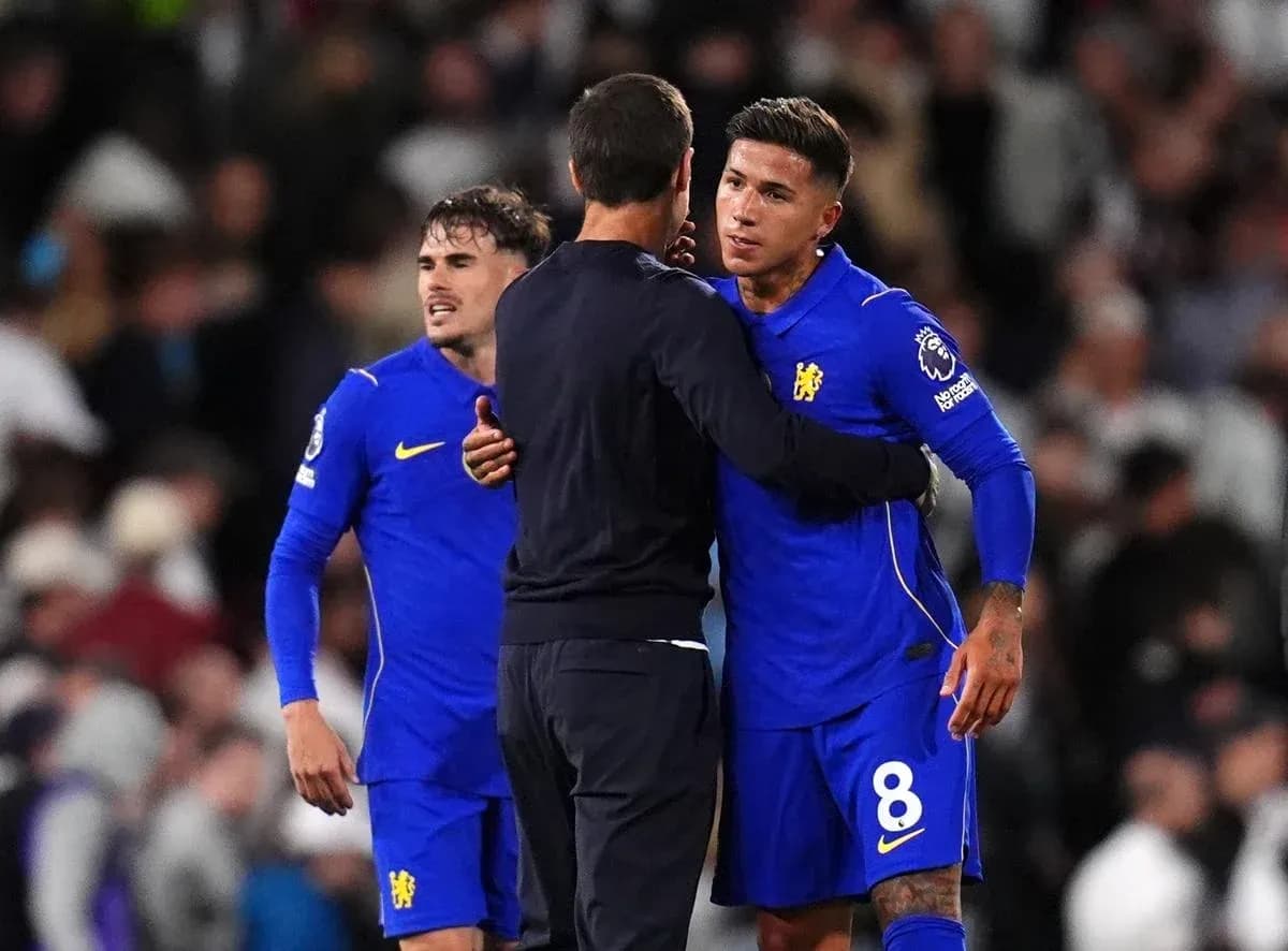 Entrenador abrazando a jugador de Chelsea tras partido Entrenador abrazando a jugador de Chelsea tras partido