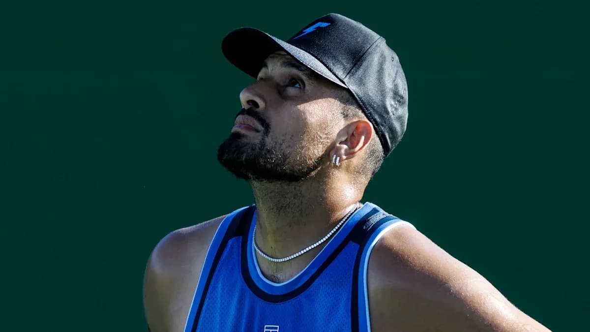 Jugador de tenis mirando hacia arriba durante el partido Jugador de tenis mirando hacia arriba durante el partido