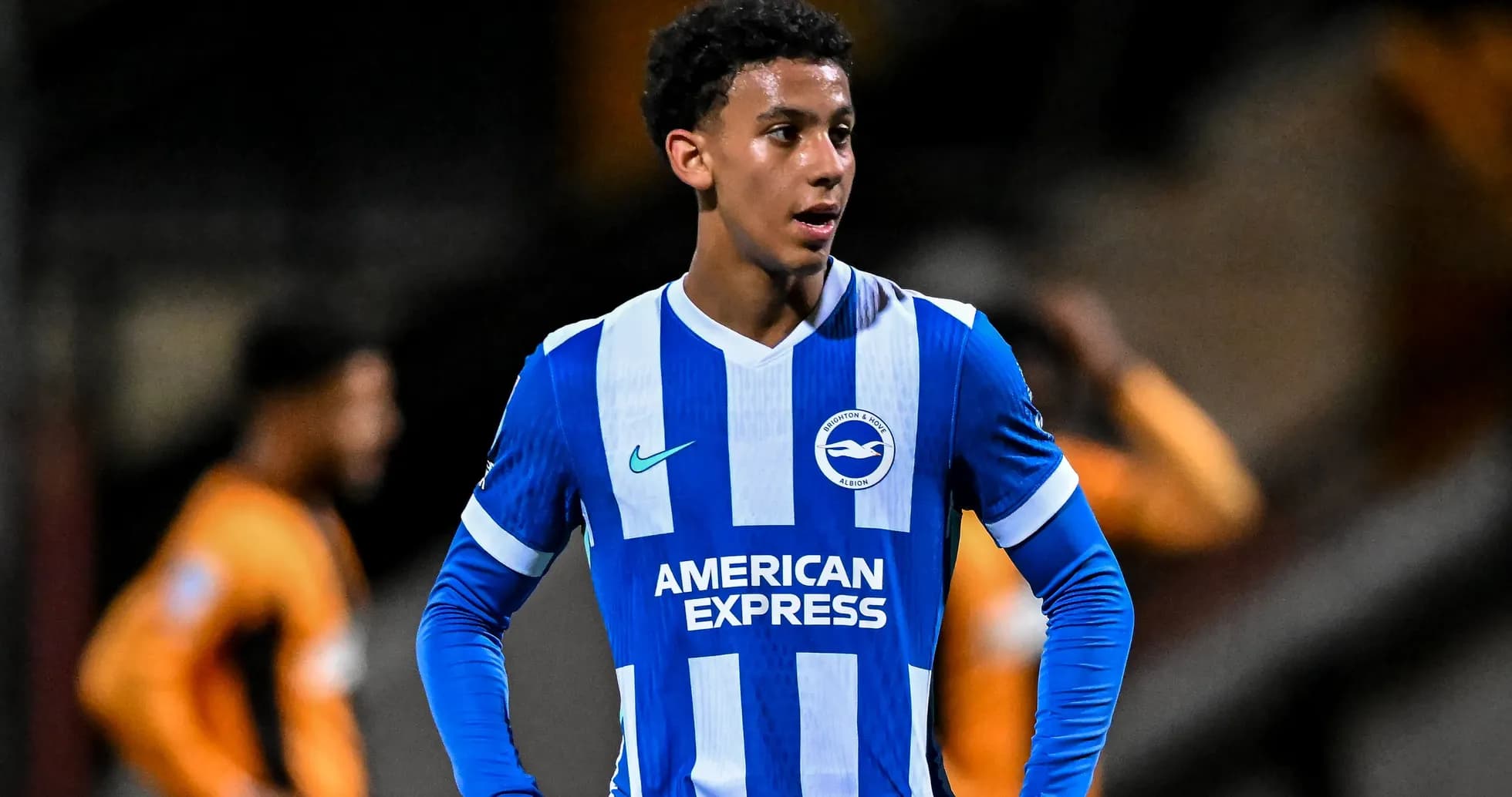 Jugador de Brighton & Hove Albion en el campo Jugador de Brighton & Hove Albion en el campo