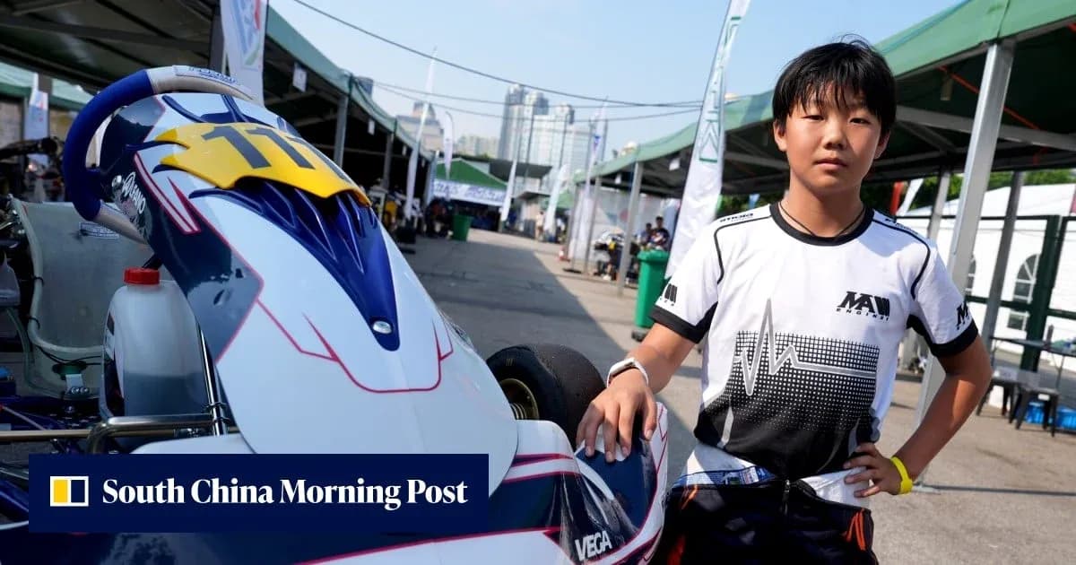Joven piloto de kart junto a su vehículo Joven piloto de kart junto a su vehículo
