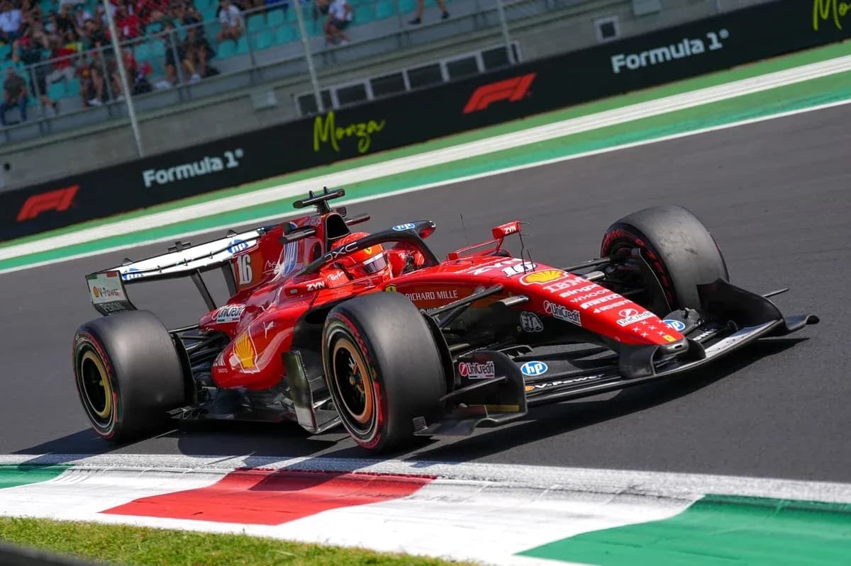 Coche de Fórmula 1 de Ferrari en la pista Coche de Fórmula 1 de Ferrari en la pista