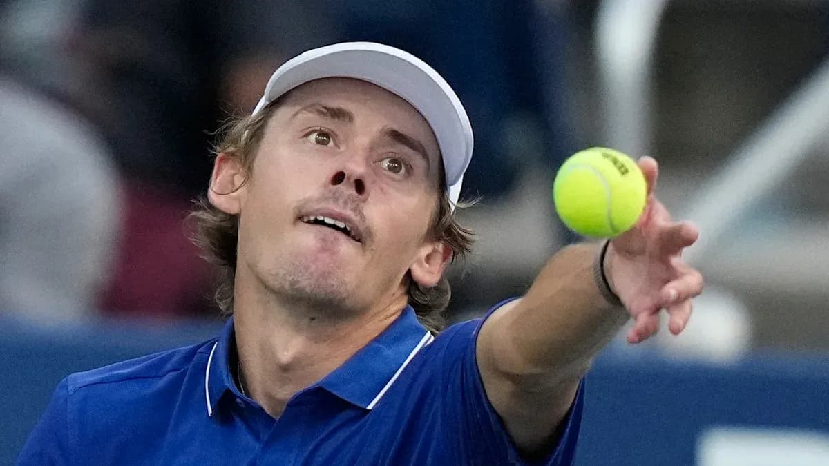 Jugador lanzando la pelota durante un saque de tenis Jugador lanzando la pelota durante un saque de tenis