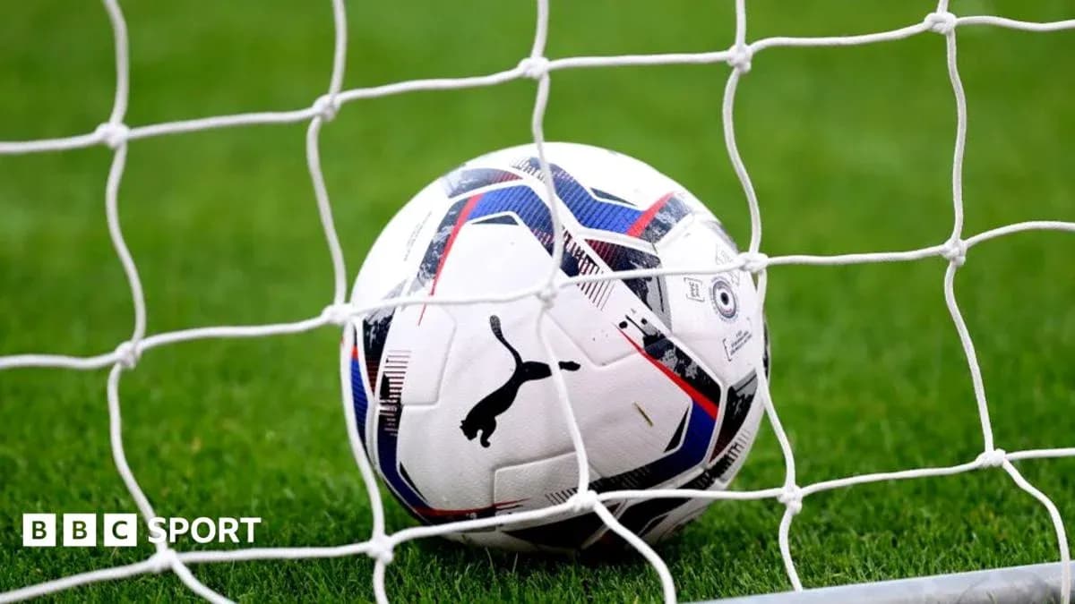 Balón de fútbol atrapado en la red de la portería Balón de fútbol atrapado en la red de la portería