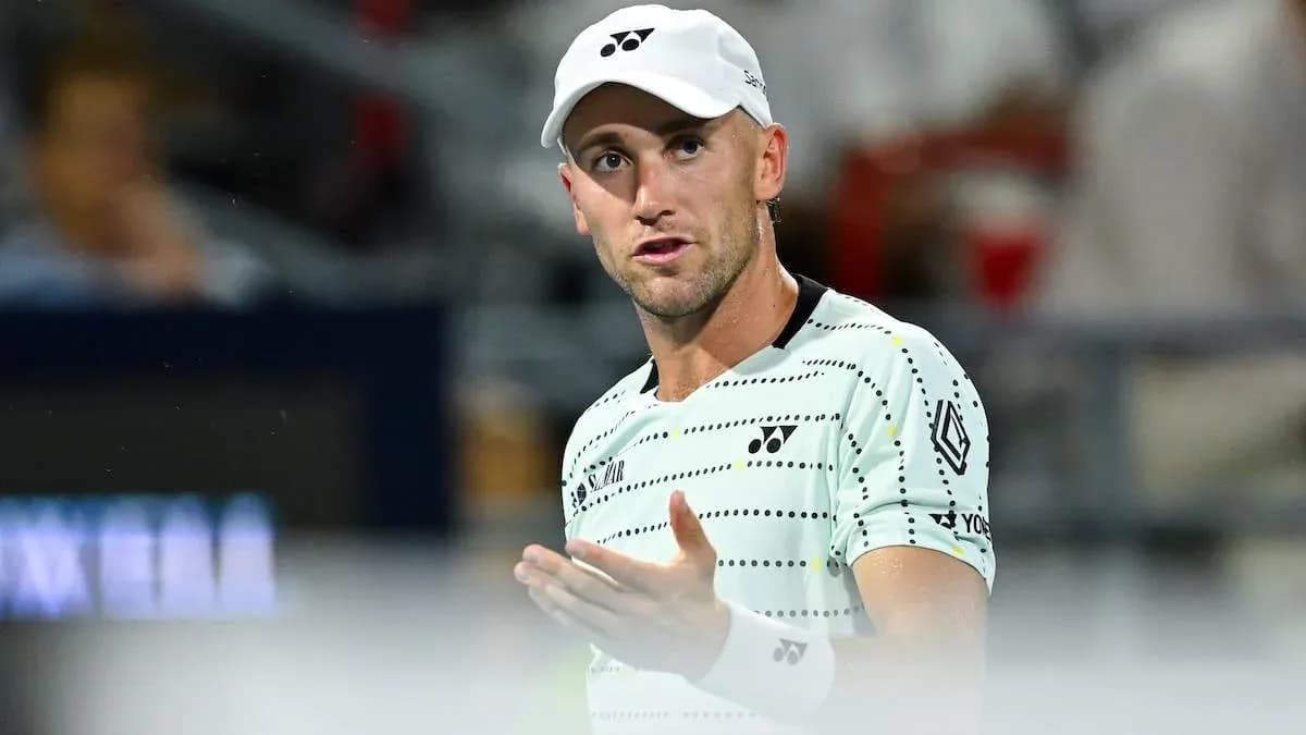 Jugador de tenis gesticulando durante un partido Jugador de tenis gesticulando durante un partido