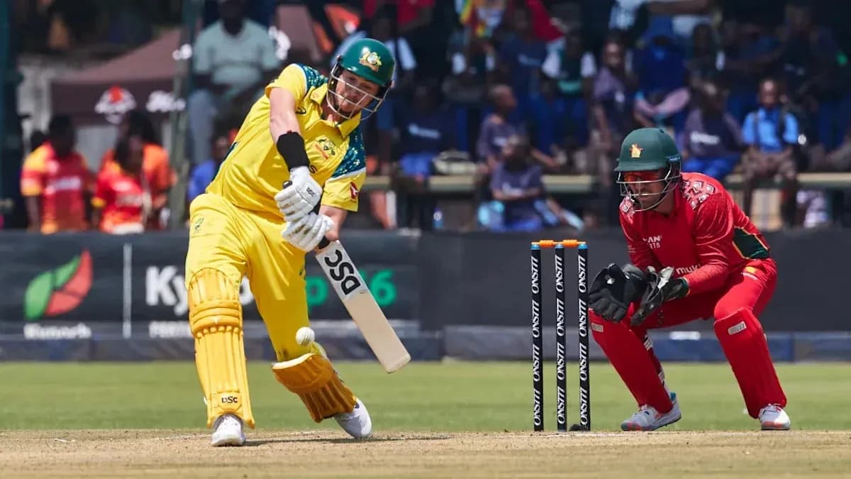 Jugador australiano bateando frente al wicket zimbabuense Jugador australiano bateando frente al wicket zimbabuense