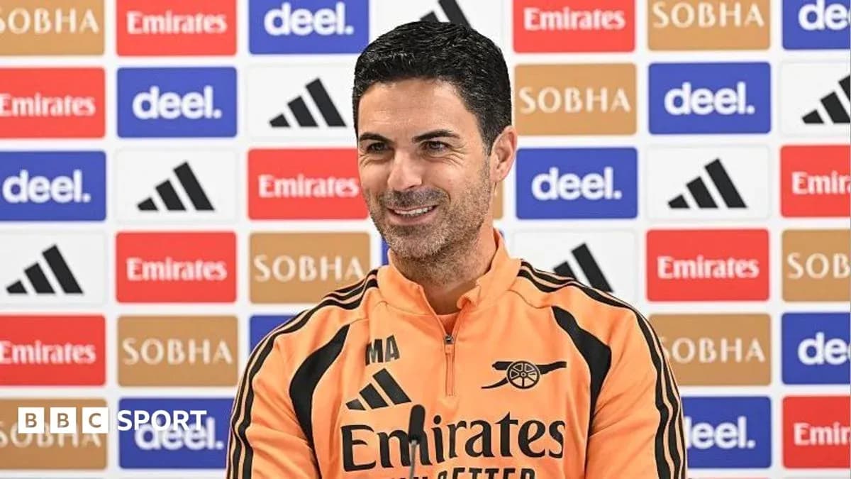 Entrenador en conferencia de prensa sonriente Entrenador en conferencia de prensa sonriente