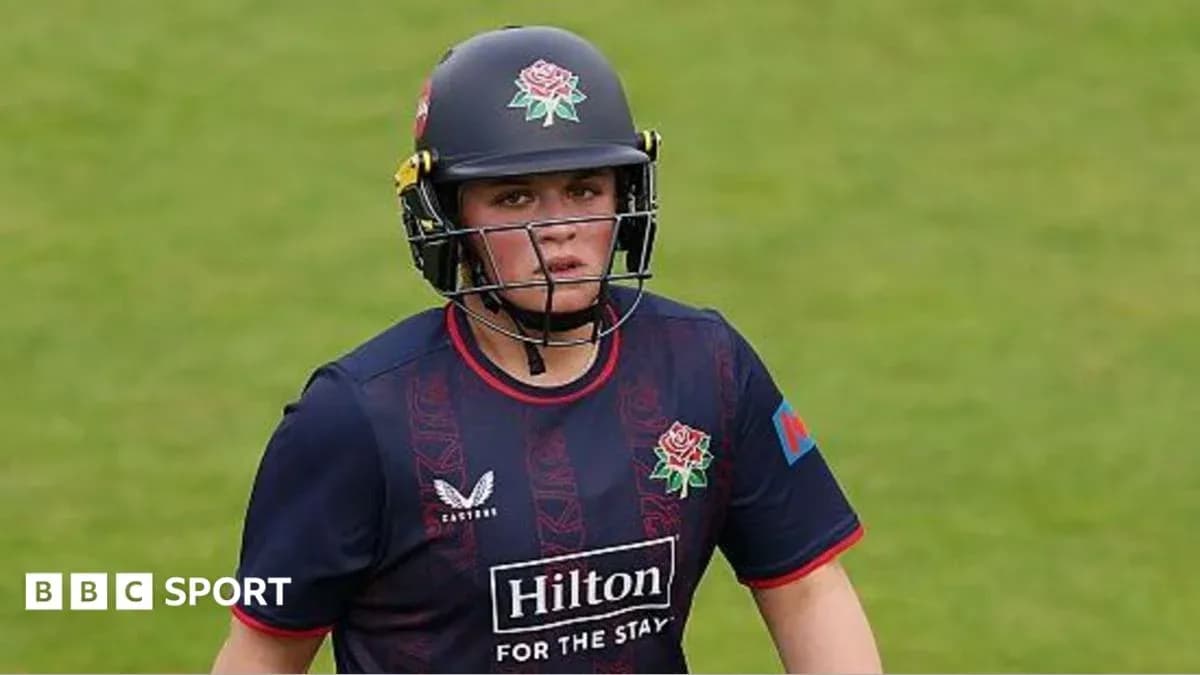 Jugadora de cricket con casco y uniforme de Lancashire Jugadora de cricket con casco y uniforme de Lancashire