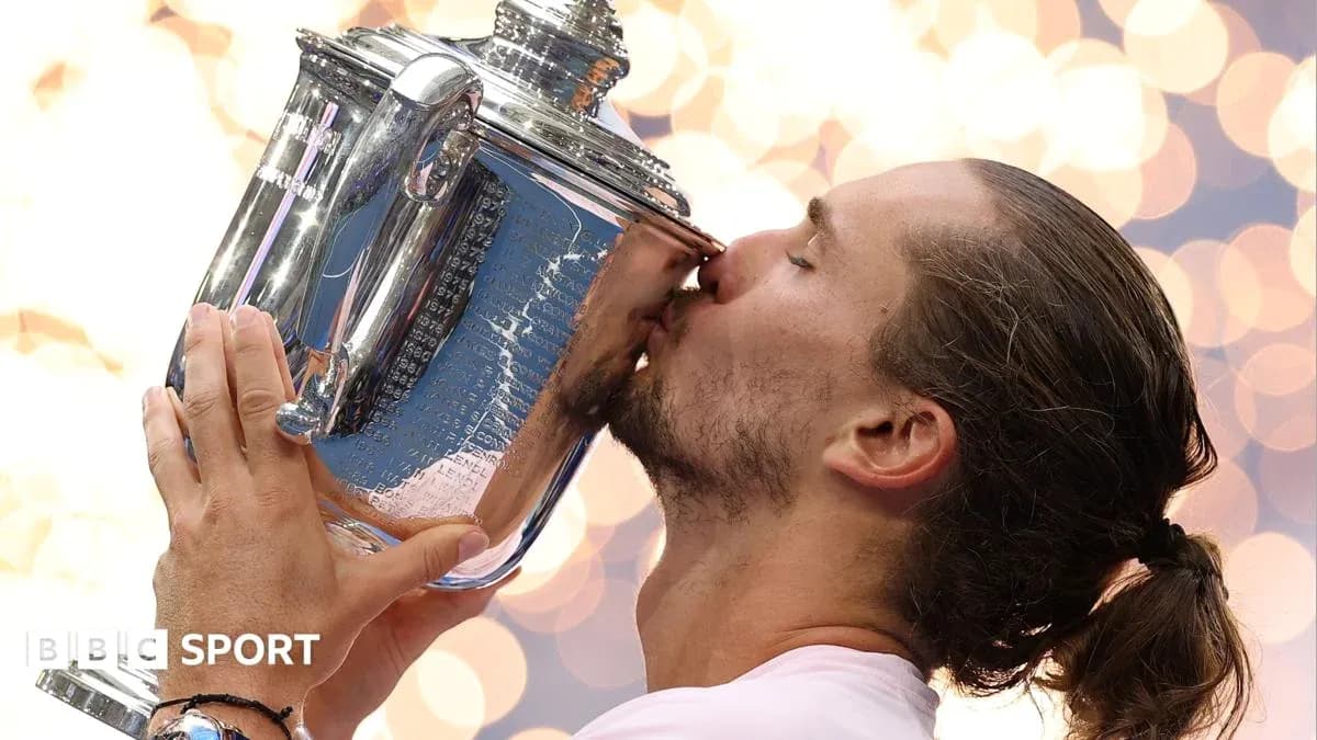 Jugador besando el trofeo tras ganar torneo Jugador besando el trofeo tras ganar torneo