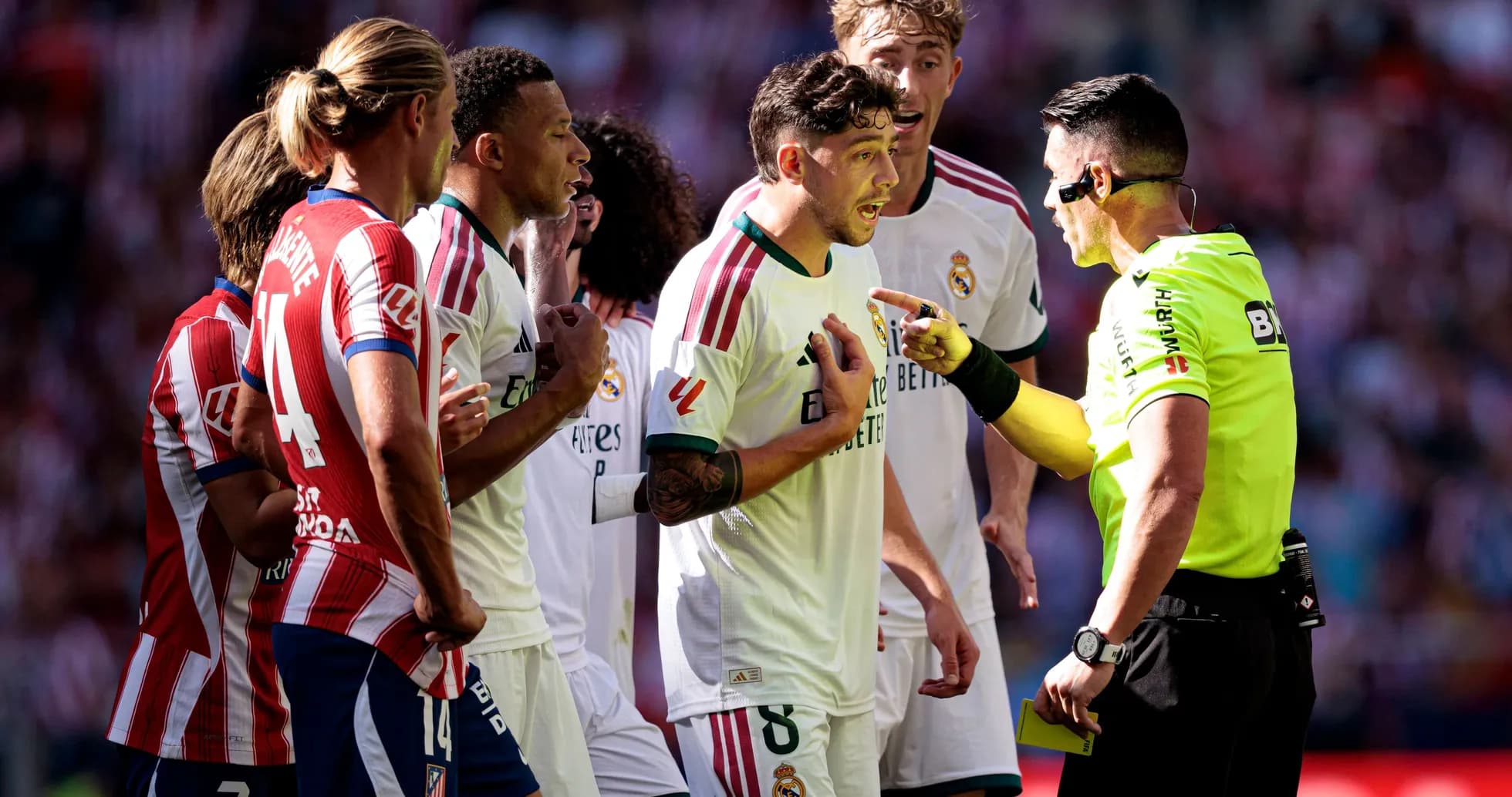 Jugadores de Real Madrid discutiendo con el árbitro Jugadores de Real Madrid discutiendo con el árbitro