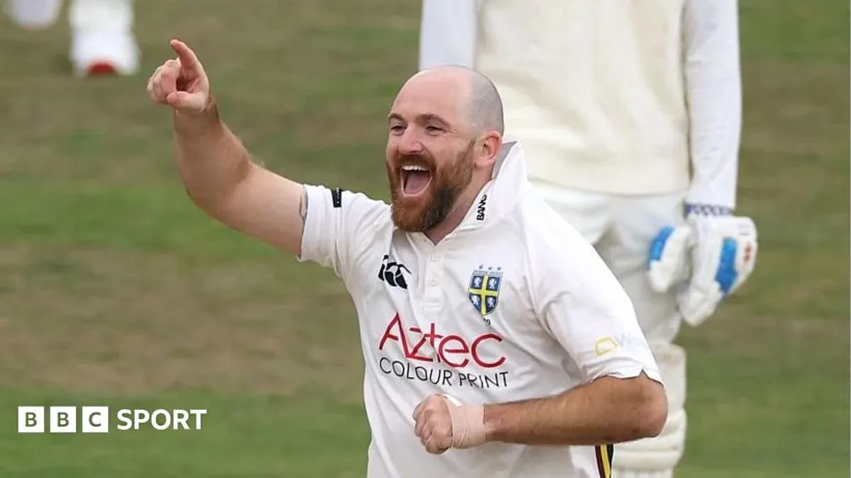 Jugador de cricket celebrando una wicket en el campo Jugador de cricket celebrando una wicket en el campo