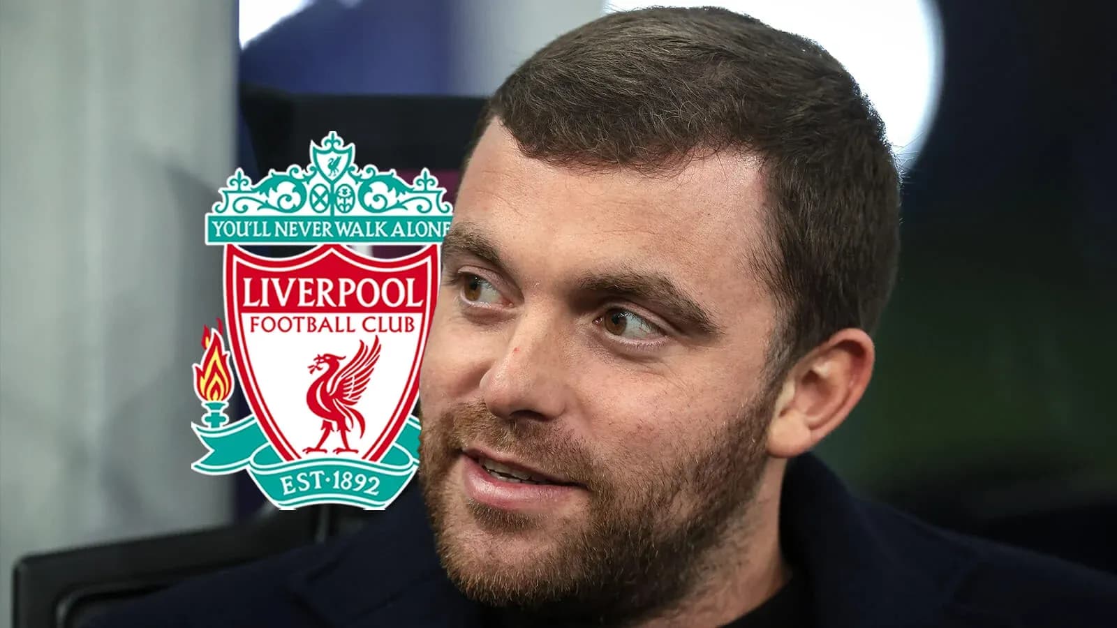 Hombre hablando con el logo de Liverpool FC de fondo Hombre hablando con el logo de Liverpool FC de fondo