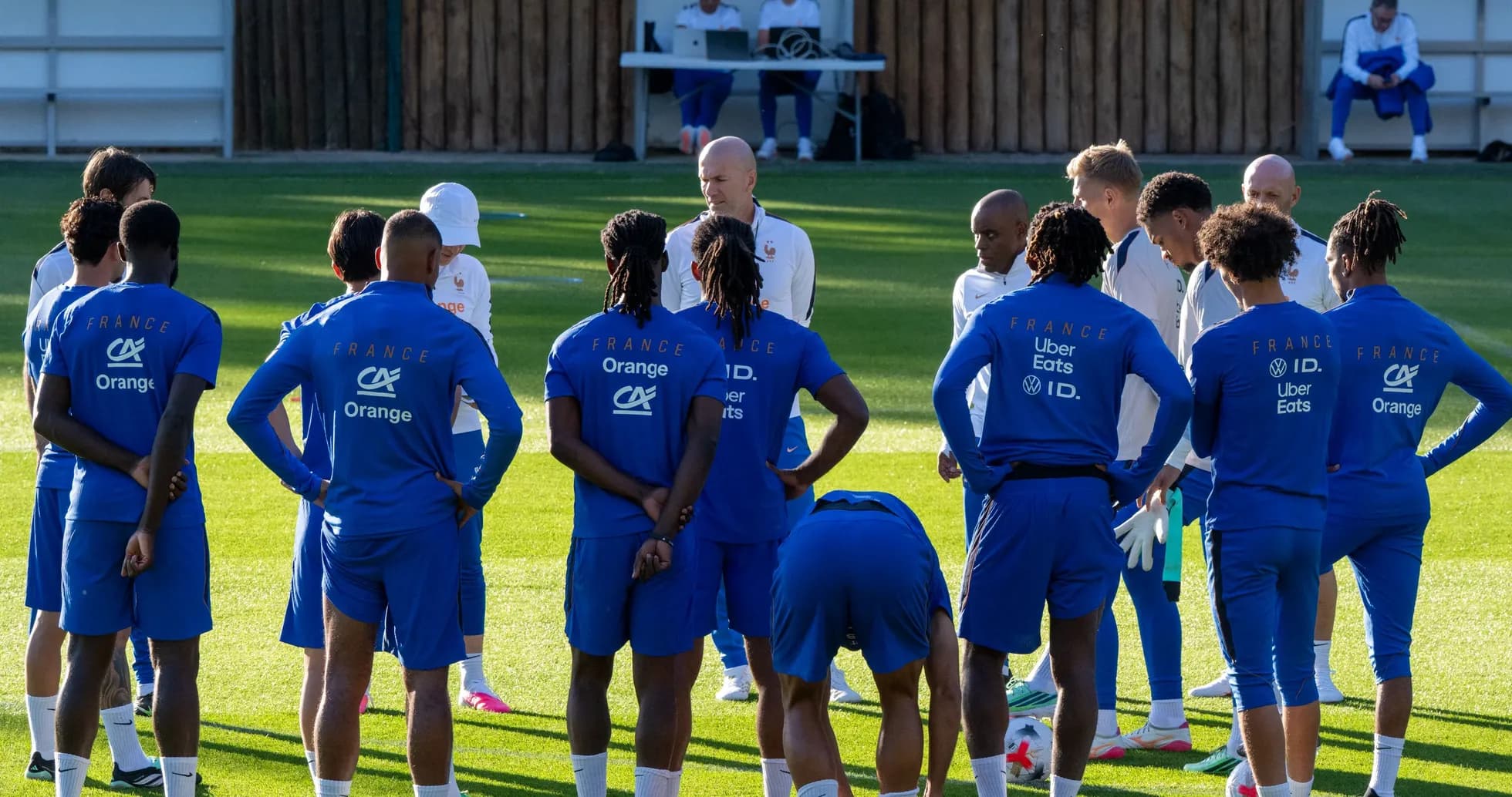 Jugadores de Francia escuchando a su entrenador en entrenamiento Jugadores de Francia escuchando a su entrenador en entrenamiento