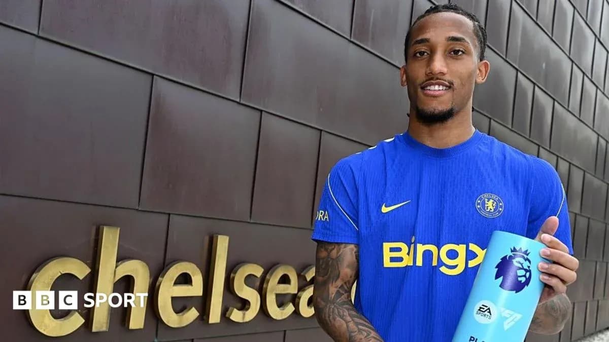 Jugador de Chelsea sosteniendo un premio de la Premier League Jugador de Chelsea sosteniendo un premio de la Premier League