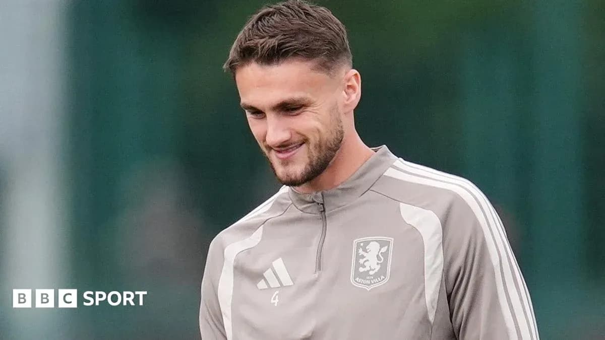 Jugador de Aston Villa durante sesión de entrenamiento Jugador de Aston Villa durante sesión de entrenamiento