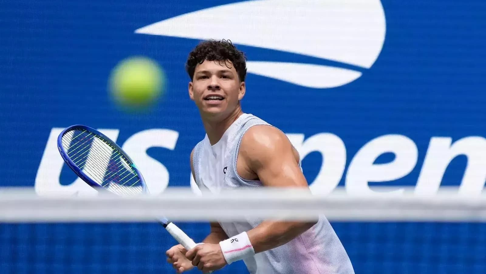 Jugador de tenis preparado para golpear la pelota Jugador de tenis preparado para golpear la pelota