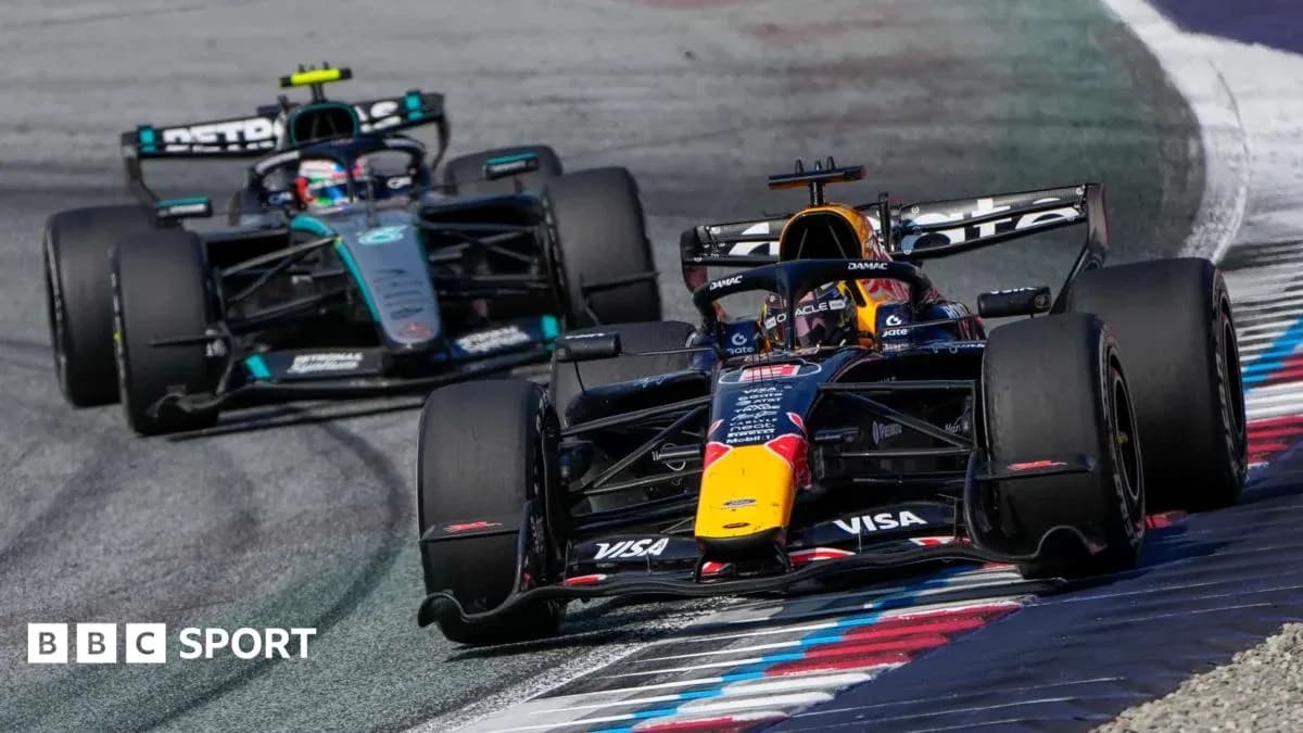 Dos coches de Fórmula 1 compitiendo en pista Dos coches de Fórmula 1 compitiendo en pista