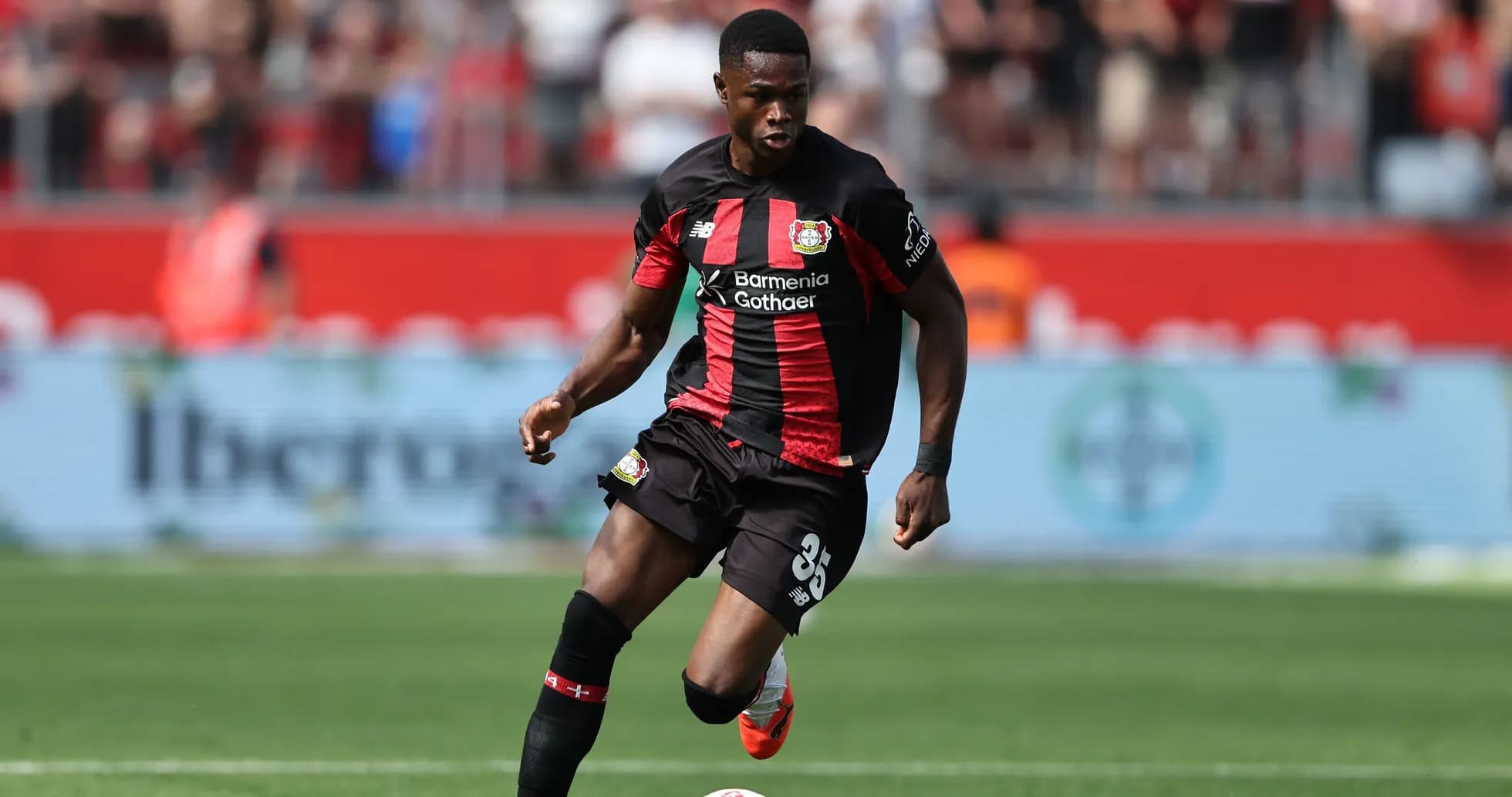 Jugador de Bayer 04 Leverkusen en acción durante el partido Jugador de Bayer 04 Leverkusen en acción durante el partido
