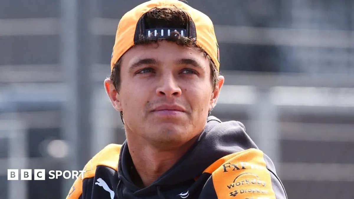 Piloto de Fórmula 1 con gorra de McLaren Piloto de Fórmula 1 con gorra de McLaren