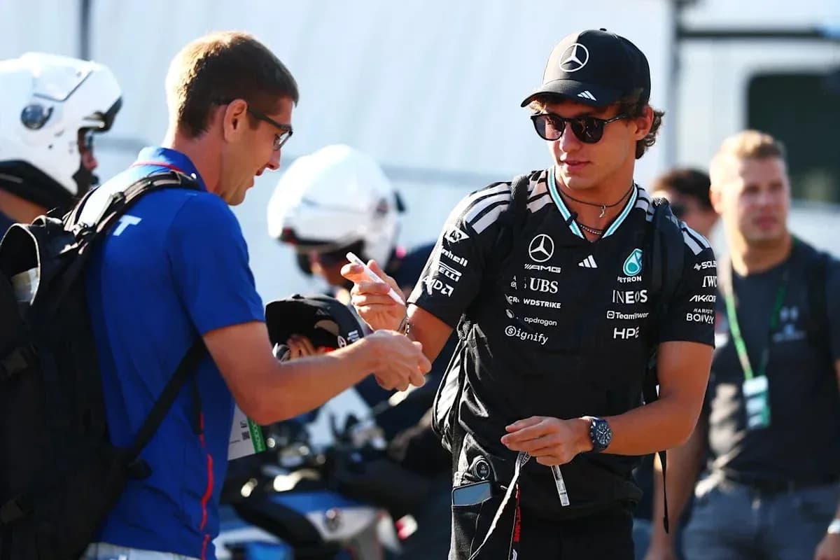 Piloto de Mercedes firmando autógrafo para un fan Piloto de Mercedes firmando autógrafo para un fan