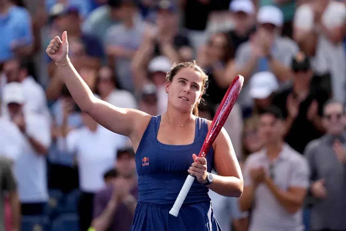 Jugadora de tenis saludando al público tras victoria Jugadora de tenis saludando al público tras victoria