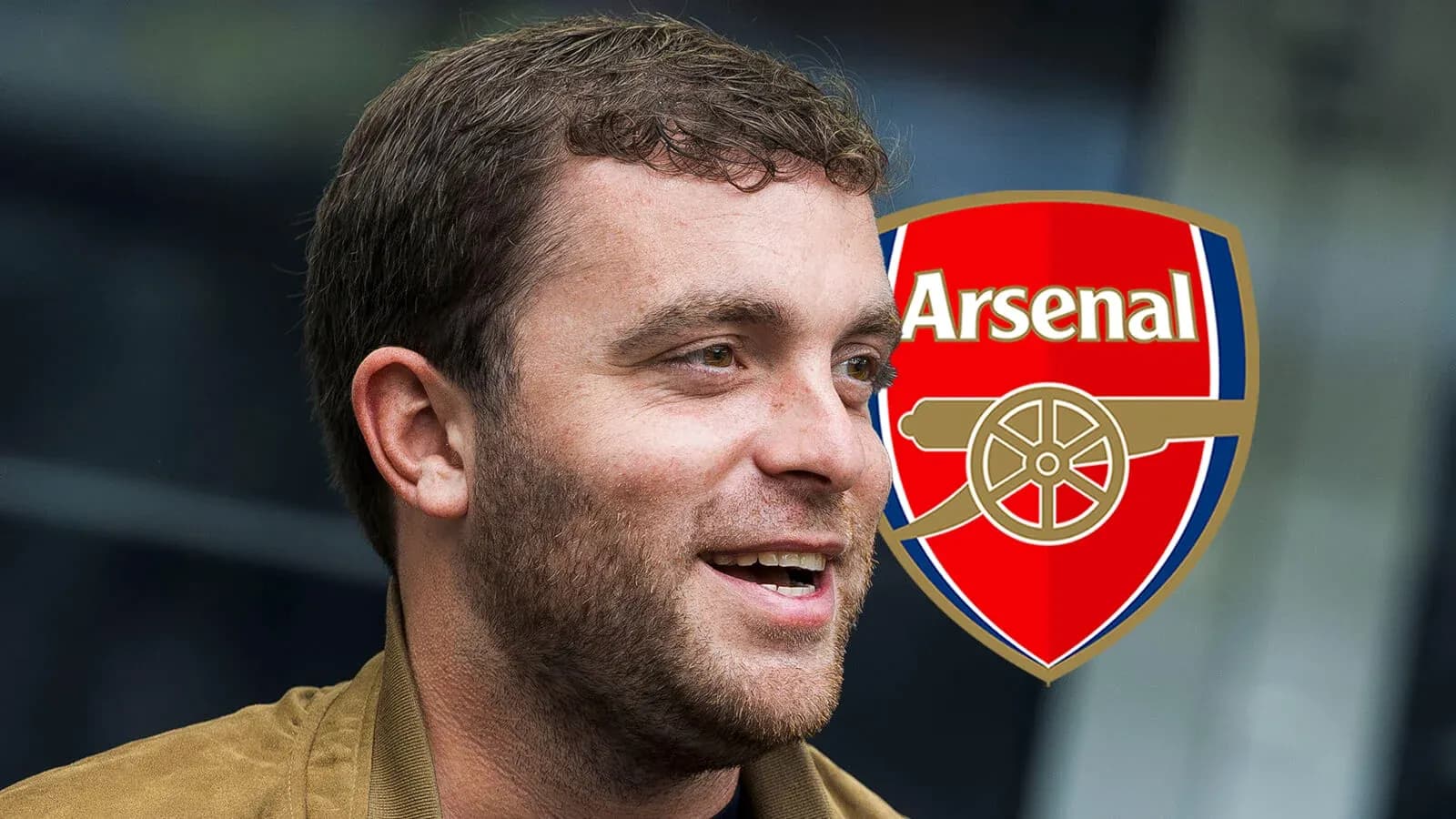 Persona sonriente con escudo de Arsenal de fondo Persona sonriente con escudo de Arsenal de fondo