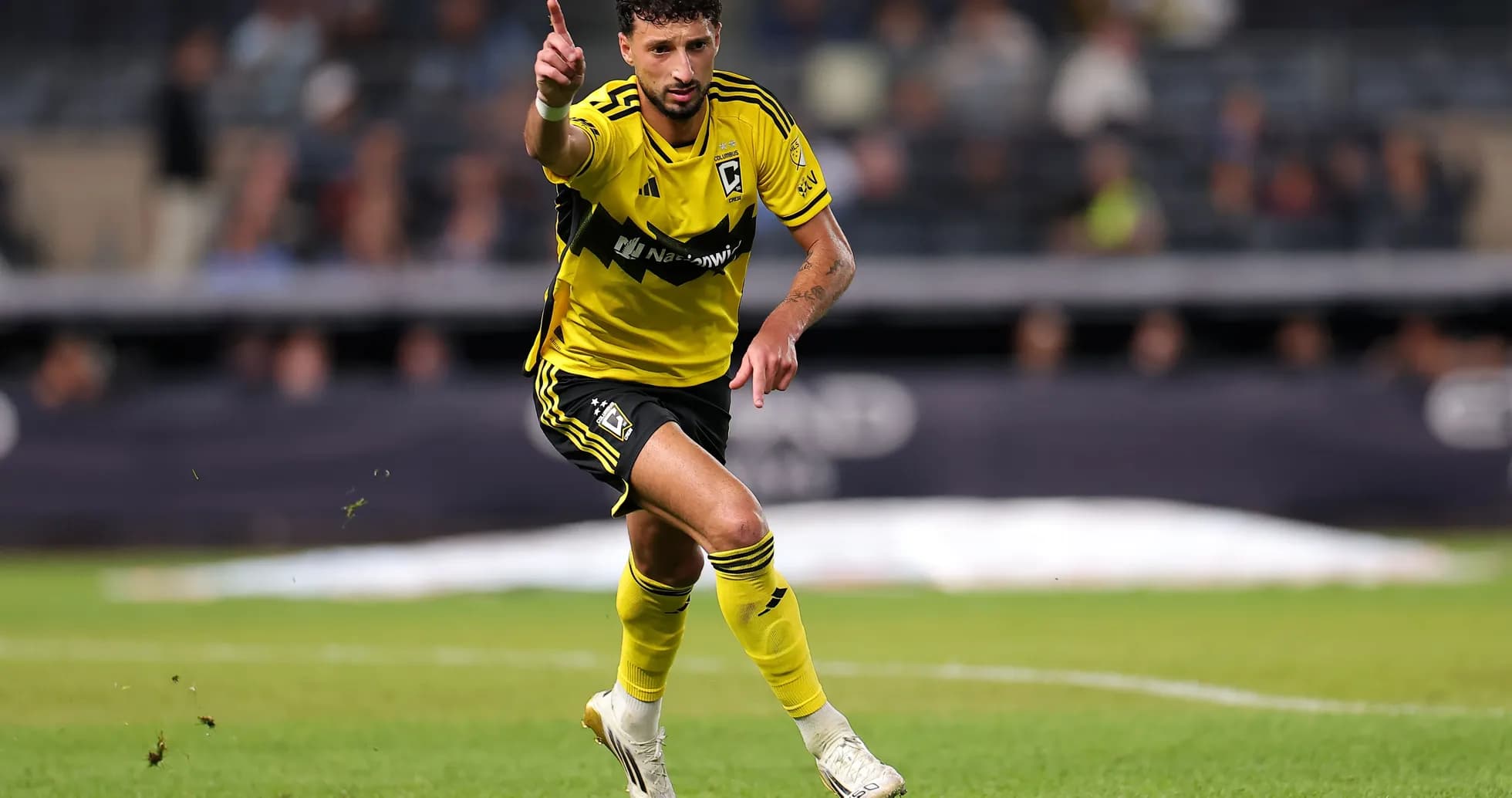 Jugador de Columbus Crew señalando durante el partido Jugador de Columbus Crew señalando durante el partido