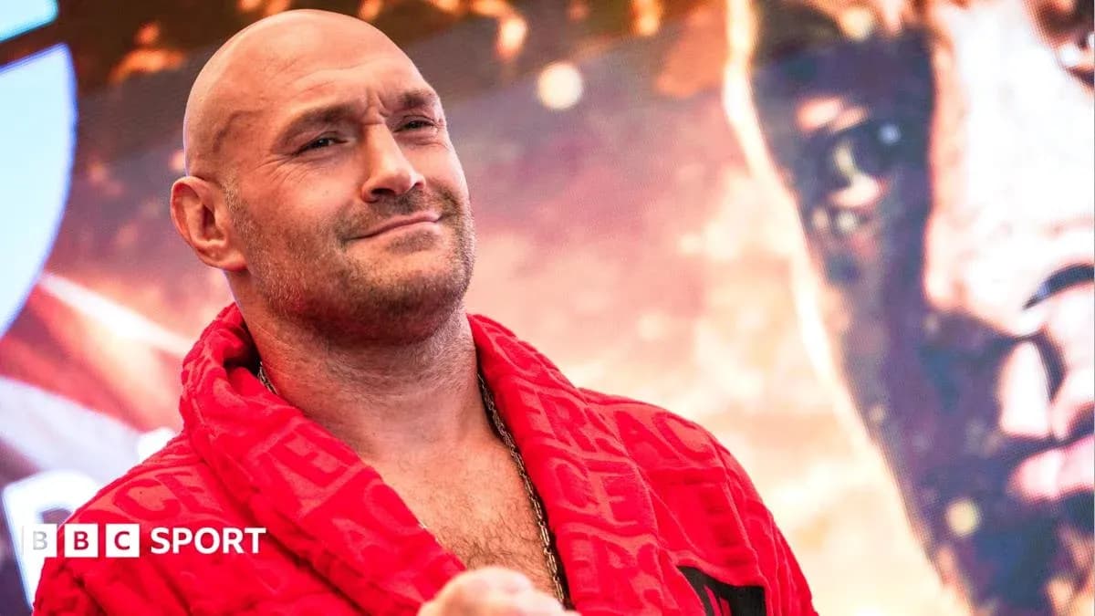 Tyson Fury en evento promocional con bata roja Tyson Fury en evento promocional con bata roja