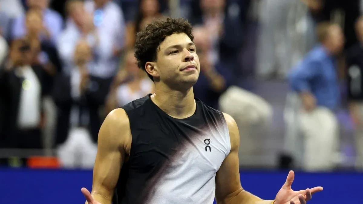 Jugador de tenis gesticulando en la cancha Jugador de tenis gesticulando en la cancha